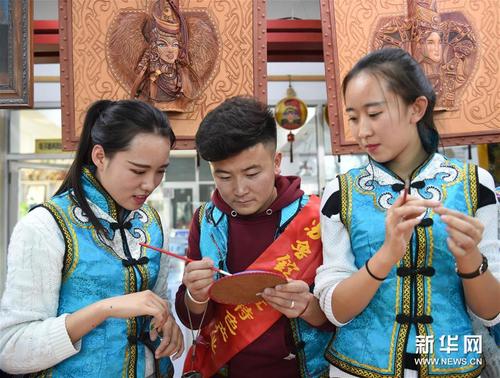 内蒙古自治区展览馆组织32名文化志愿者走进呼和浩特一家皮画工厂